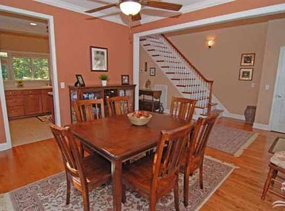 5th image of 221 Norton St