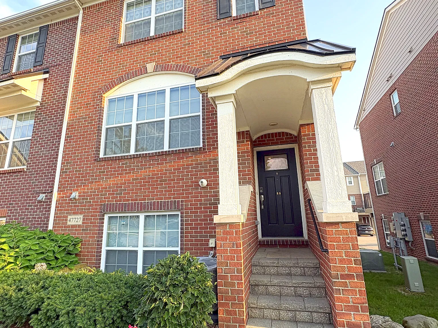 3 bed, 2200 sqft, $3,998 — Photo 1