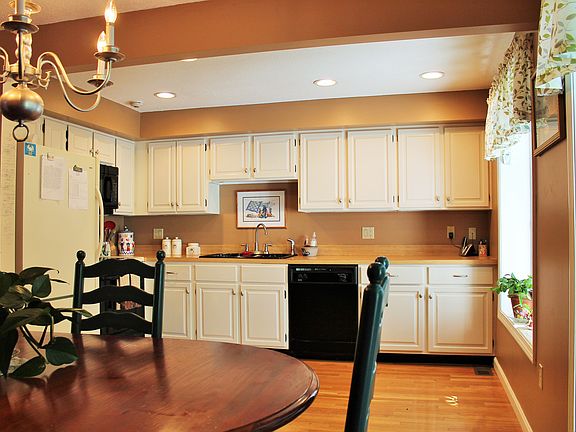 Eat-in Kitchen