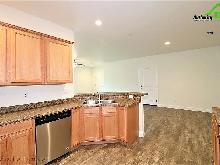 2530 Rainbow Ln #B — Photo 8