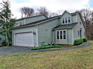 7 Ashwood Ct, Albany, NY 12208