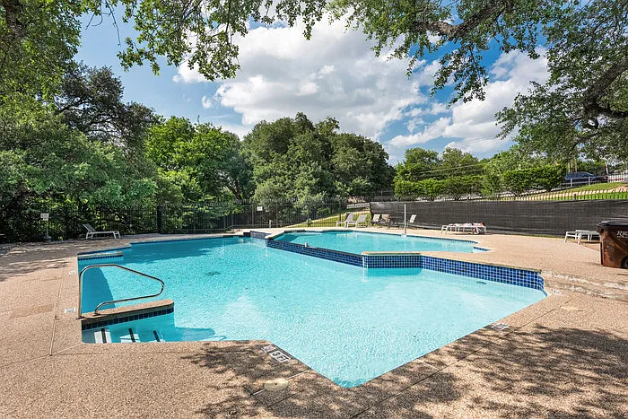 2 bed, 1.0 bath, 734 sqft, $995 — Photo 2