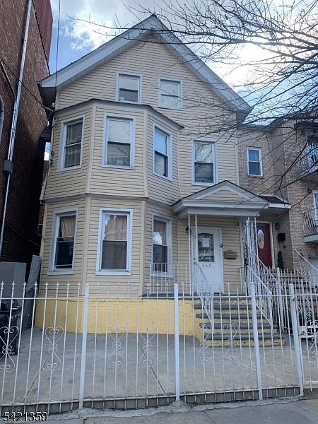 1st image of 238 6Th Ave W