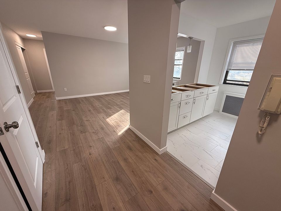 1st image of 400 Park Pl #15