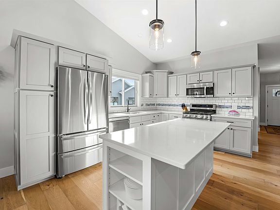 2nd image of 743 Gatsby Glen Dr