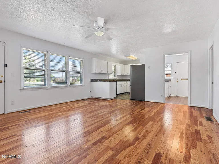 1708 N Poplar St — Photo 6