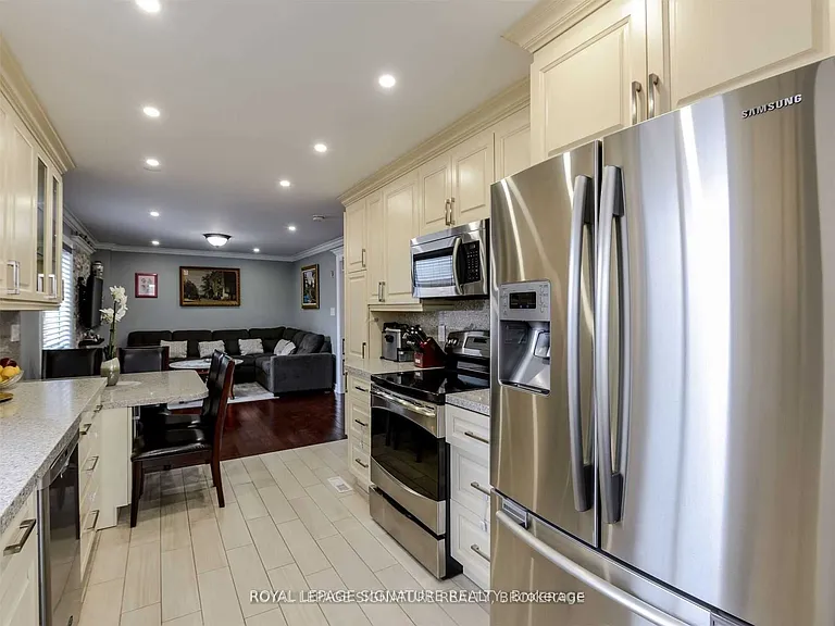 6222 Fullerton Cres — Photo 8