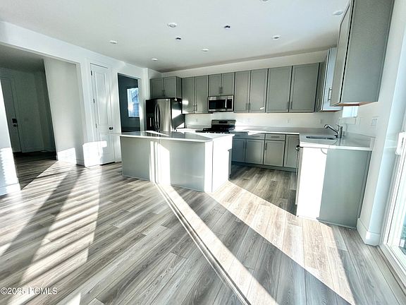 5th image of 2528 N Wildflower Ln