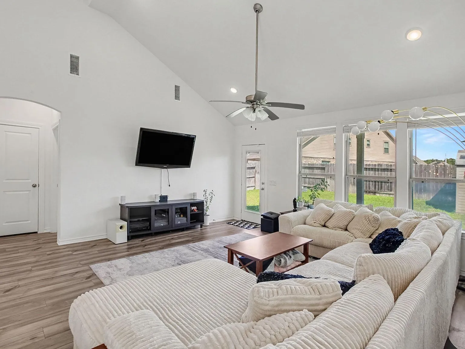 4 bed, 2.5 bath, 2625 sqft, $3,100 — Photo 3