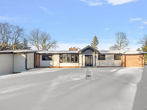 2nd image of 3267 Greentree Rd