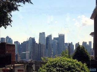 40 Kingswood Rd, Weehawken, NJ 07086