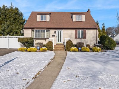 7 Dover Lane, Farmingdale, NY, 11735