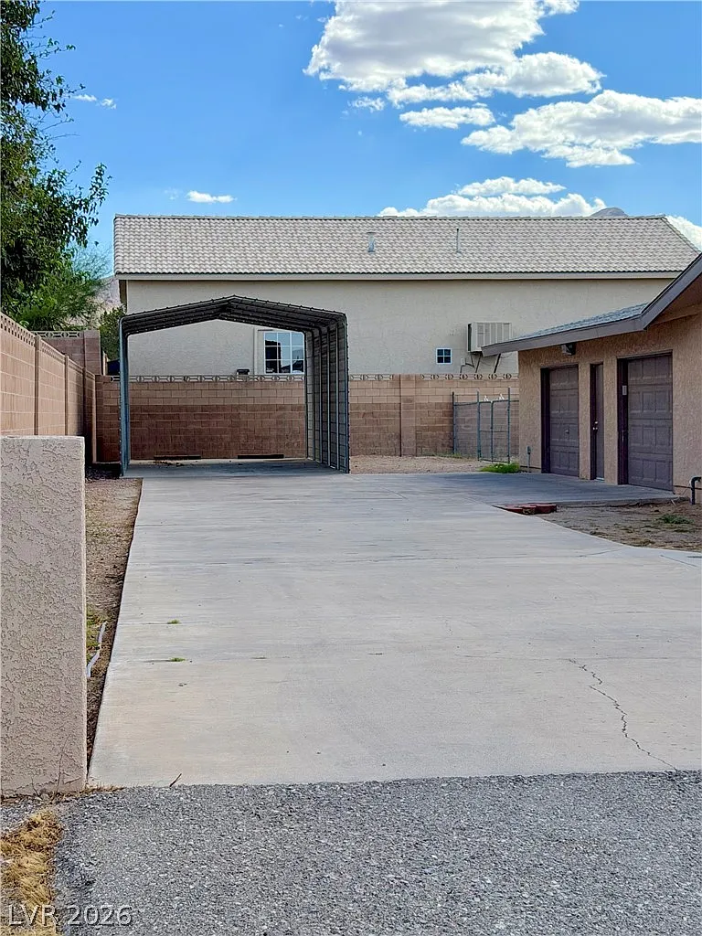 3 bed, 2.0 bath, 1556 sqft, $2,320 — Photo 3