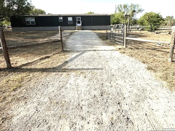 111 County Road 2662, Moore, TX 78057