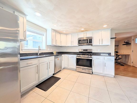 3rd image of 35 Francis St