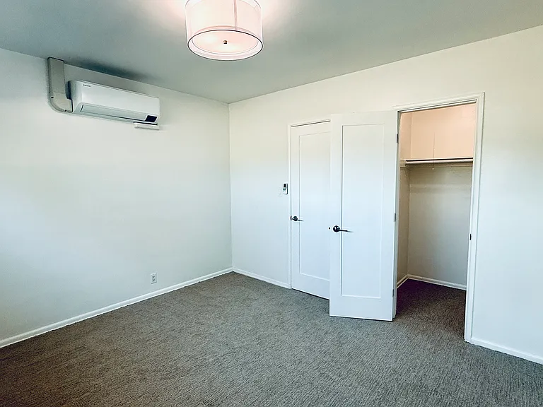 2031 N Beachwood Dr #22 — Photo 10