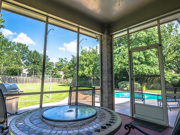 enclosed screened patio!