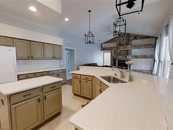 4th image of 2410 Clubhouse Dr