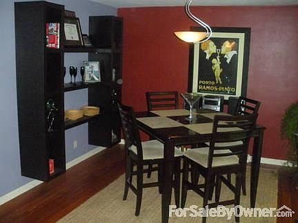 Dining room
						:
						Note the hardwood floors and built in shelving (can be removed)