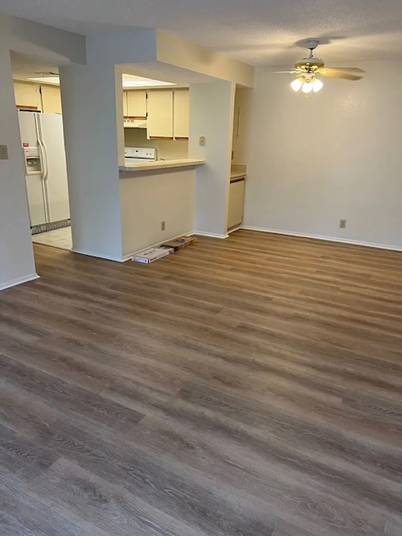 Oaks III Condominium Annual Rental Unfurnished — Photo 4