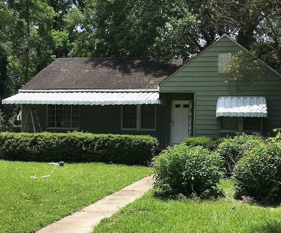261 Redwood Avenue — Photo 1