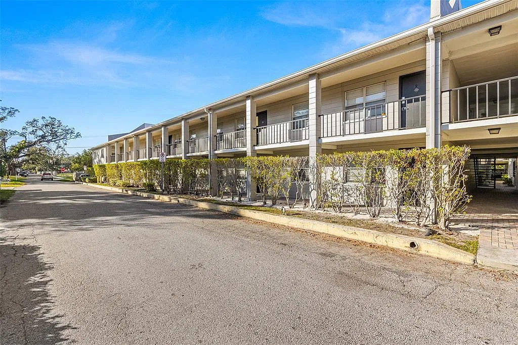 1 bed, 1.0 bath, 644 sqft, $1,345 — Photo 2