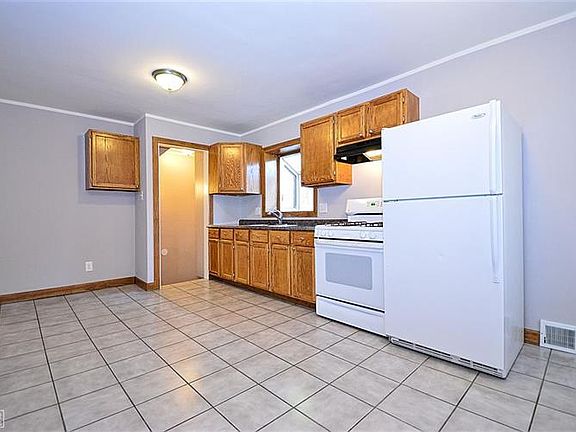 4th image of 20770 Blackmar Ave