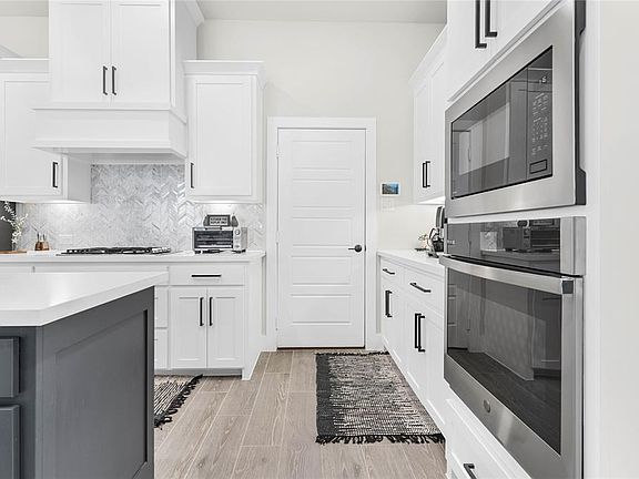 2nd image of 2803 Capitol Pl