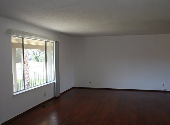 3rd image of 2031 Commodore Dr