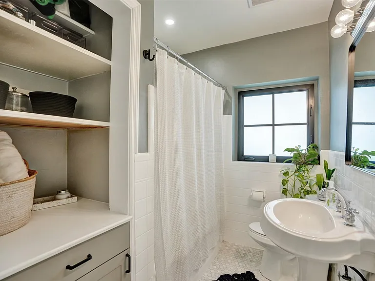 807 SW 18th St — Photo 36