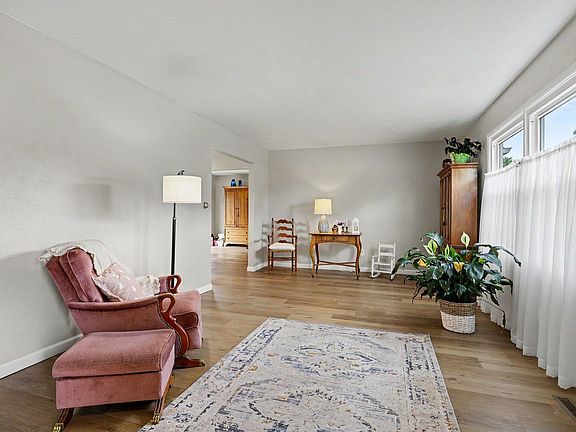 5th image of 18322 Crownhill Dr
