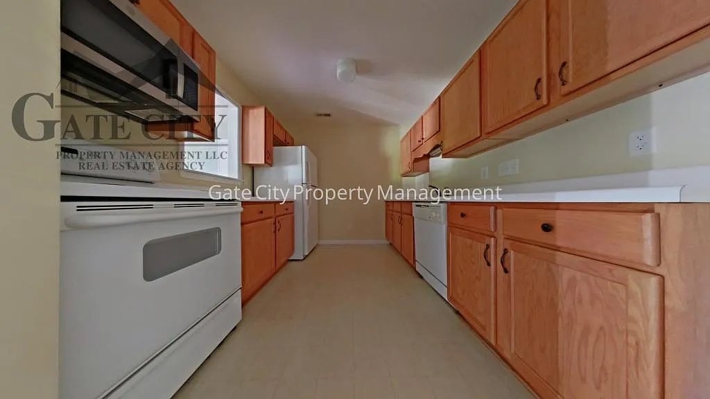 905 Hanahan Ct — Photo 2