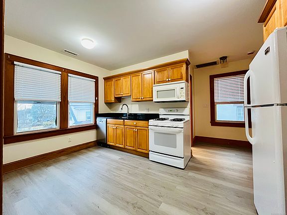 3rd image of 18 Grand St