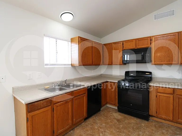 1224 E Huntington Dr — Photo 5