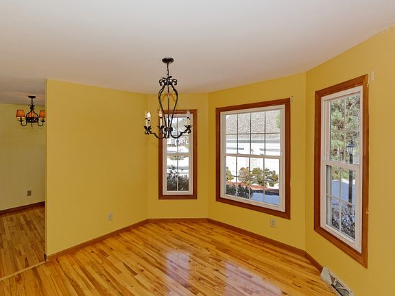4th image of 133 Killarney Dr