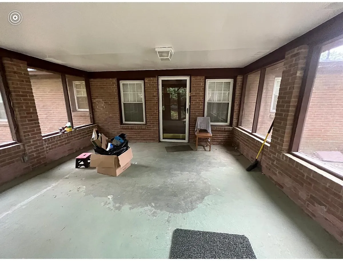 Building Photo - 806 Labon St
