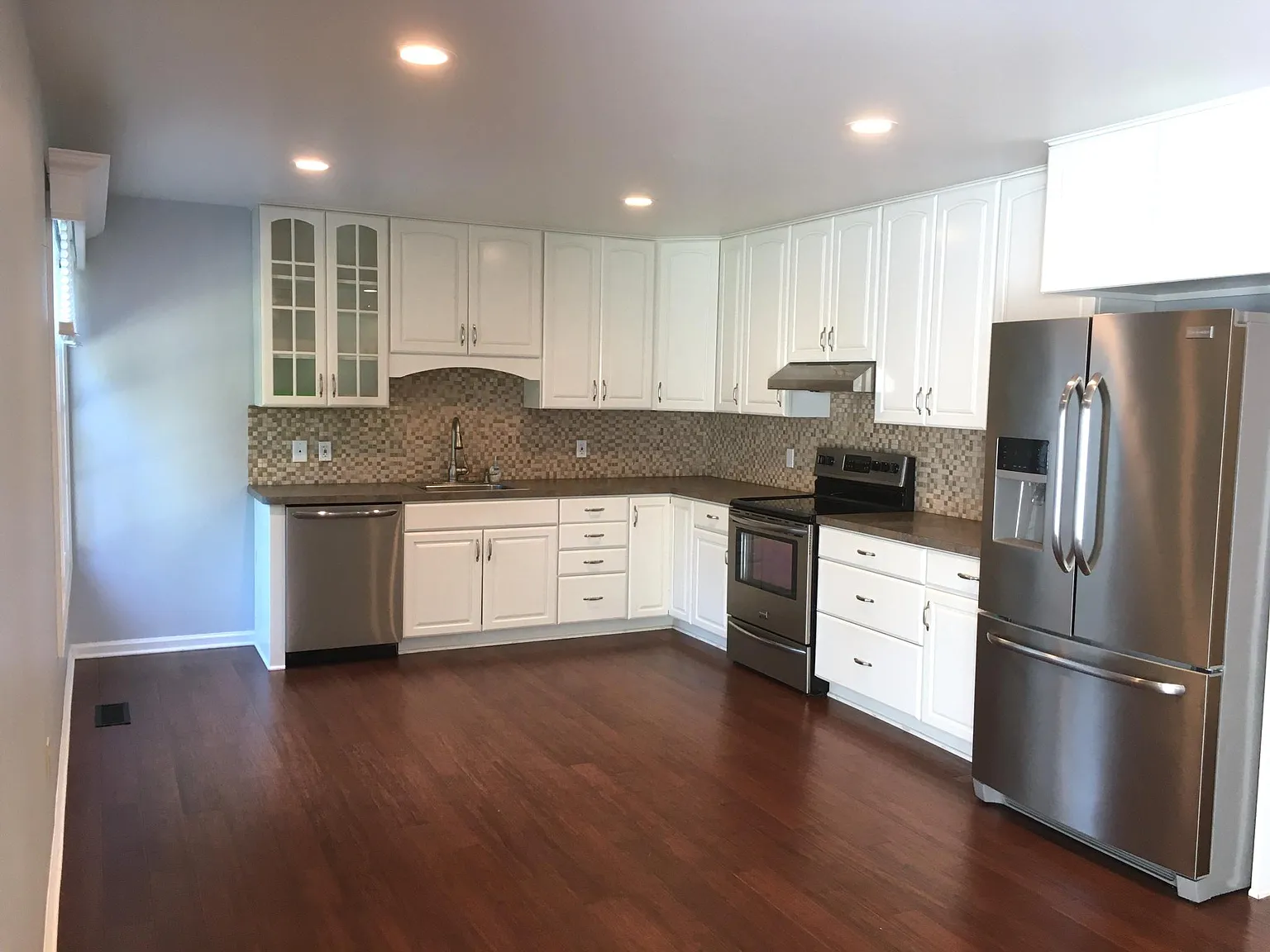 346 Carmen Dr — Photo 3