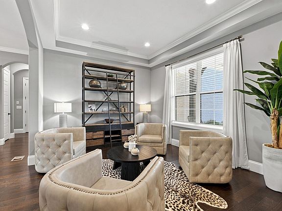 5th image of 805 Saddle Ridge Dr