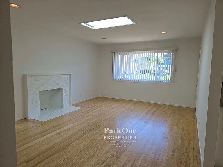 915 Notre Dame Ave — Photo 4