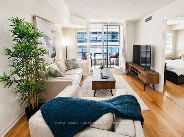 270 Wellington St W, Toronto, ON