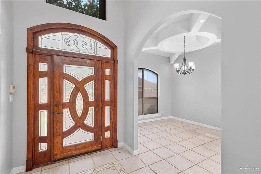 4 bed, 3.0 bath, 2700 sqft, $2,450 — Photo 4
