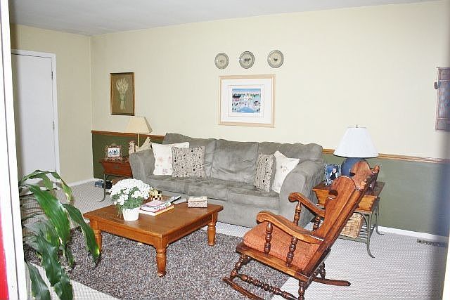 1st image of 820 Banyan Dr