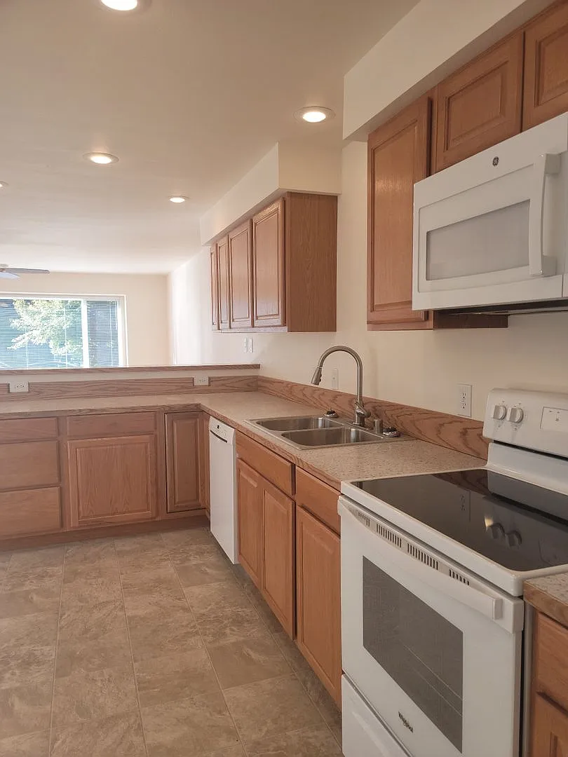 Fully Remodeled 2-Story 3 Bed/2 Bath Townhome/Duplex Available Now For $3300! — Photo 4