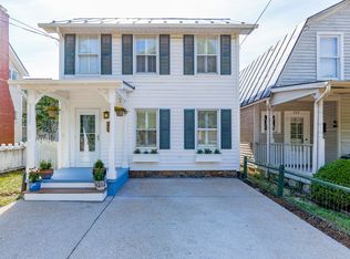 418 S King St, Leesburg, VA 20175