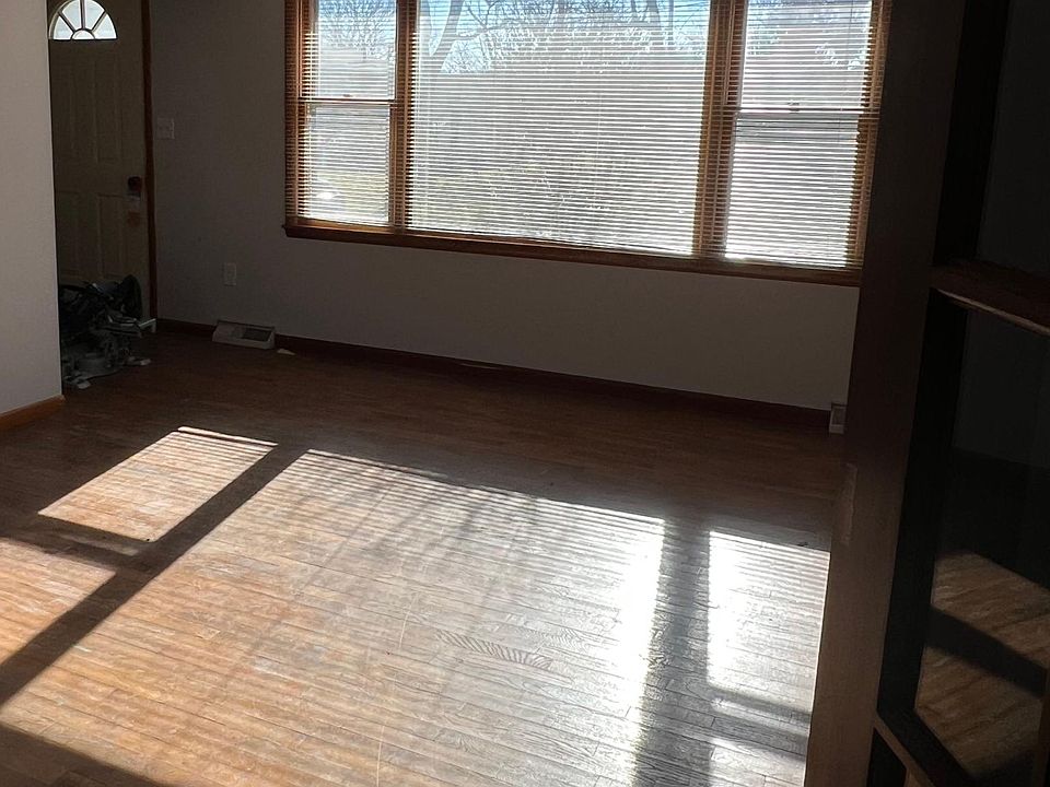 2nd image of 950 Oakview Dr