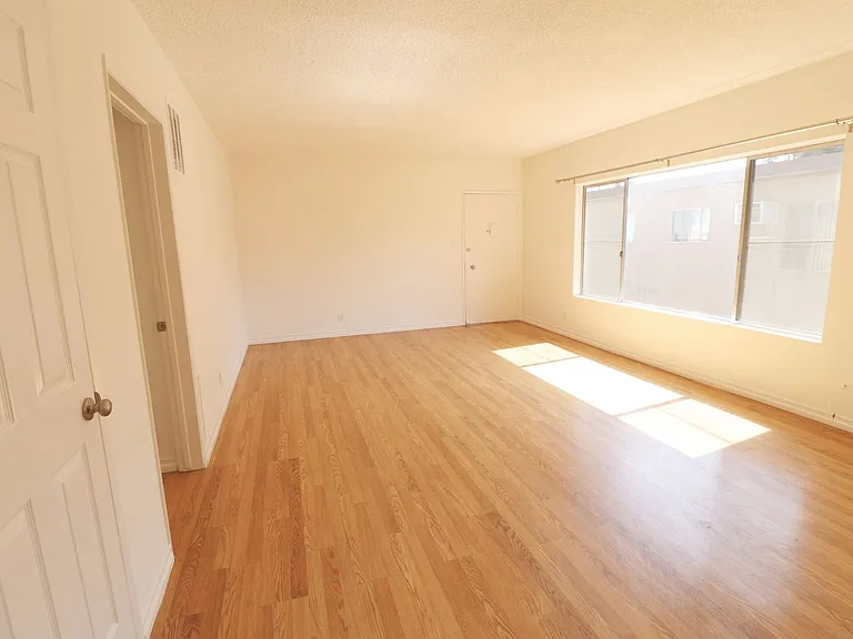 2 Weeks Free! Remodeled 1-Bedroom — Photo 41