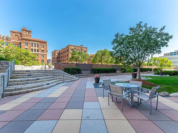 4th image of 221 W 48th St APT 902