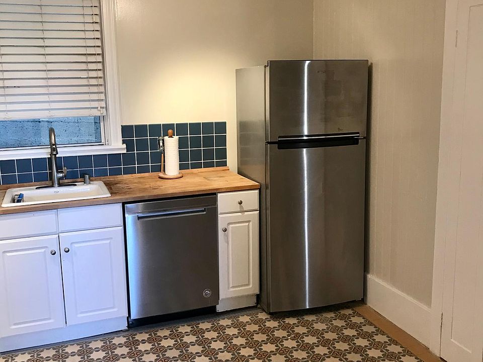 Eat-in kitchen, new dw and refrigerator