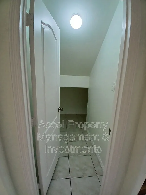 5 bed, 4.0 bath, 2715 sqft, $1,850 — Photo 4