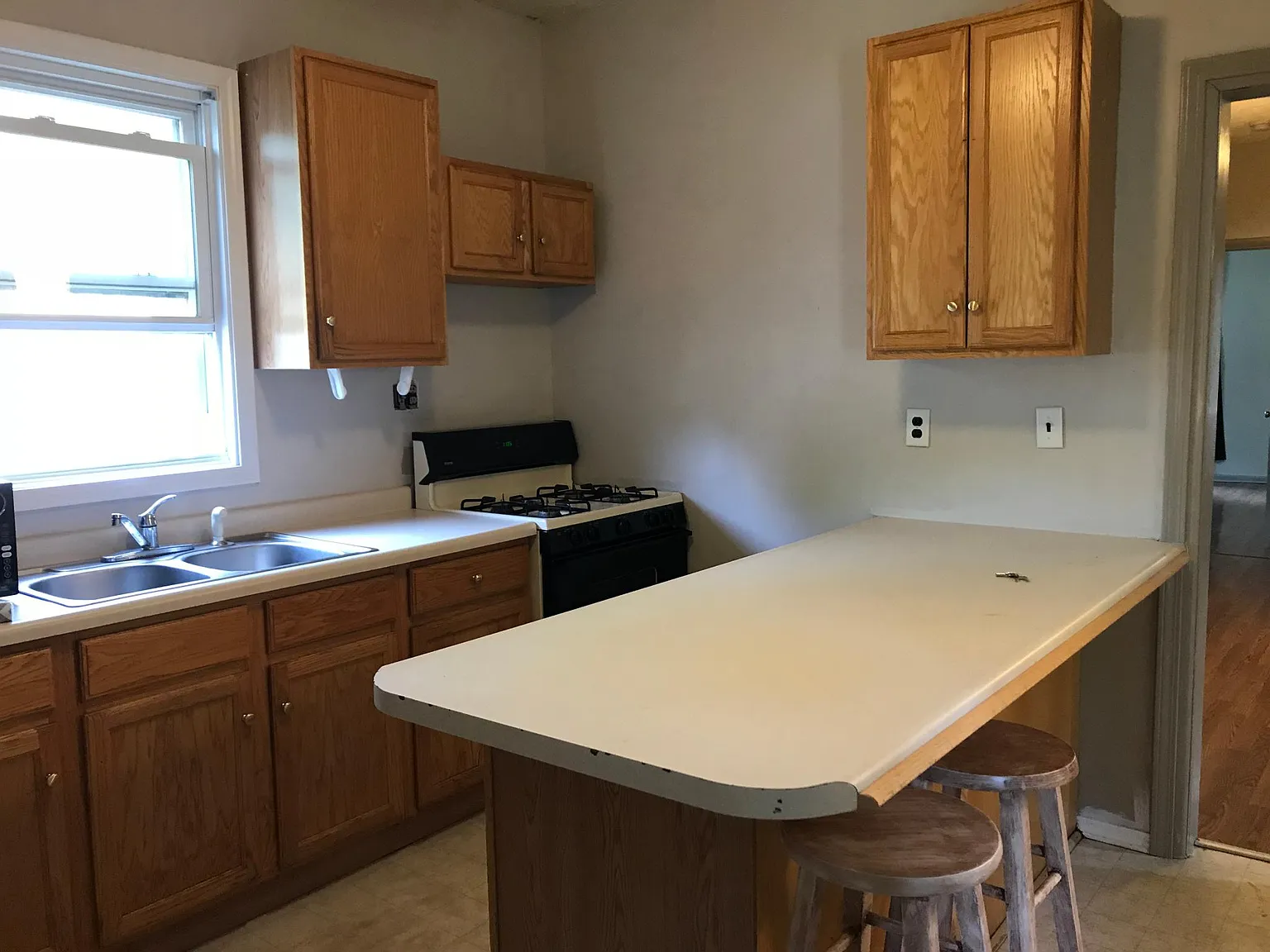 5 bed, 2500 sqft, $2,250 — Photo 3